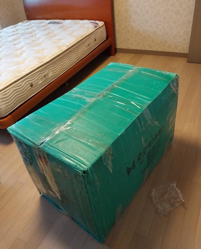 로얄익스프레스 달동 포장이사 현장 - 침대 옆 포장 박스